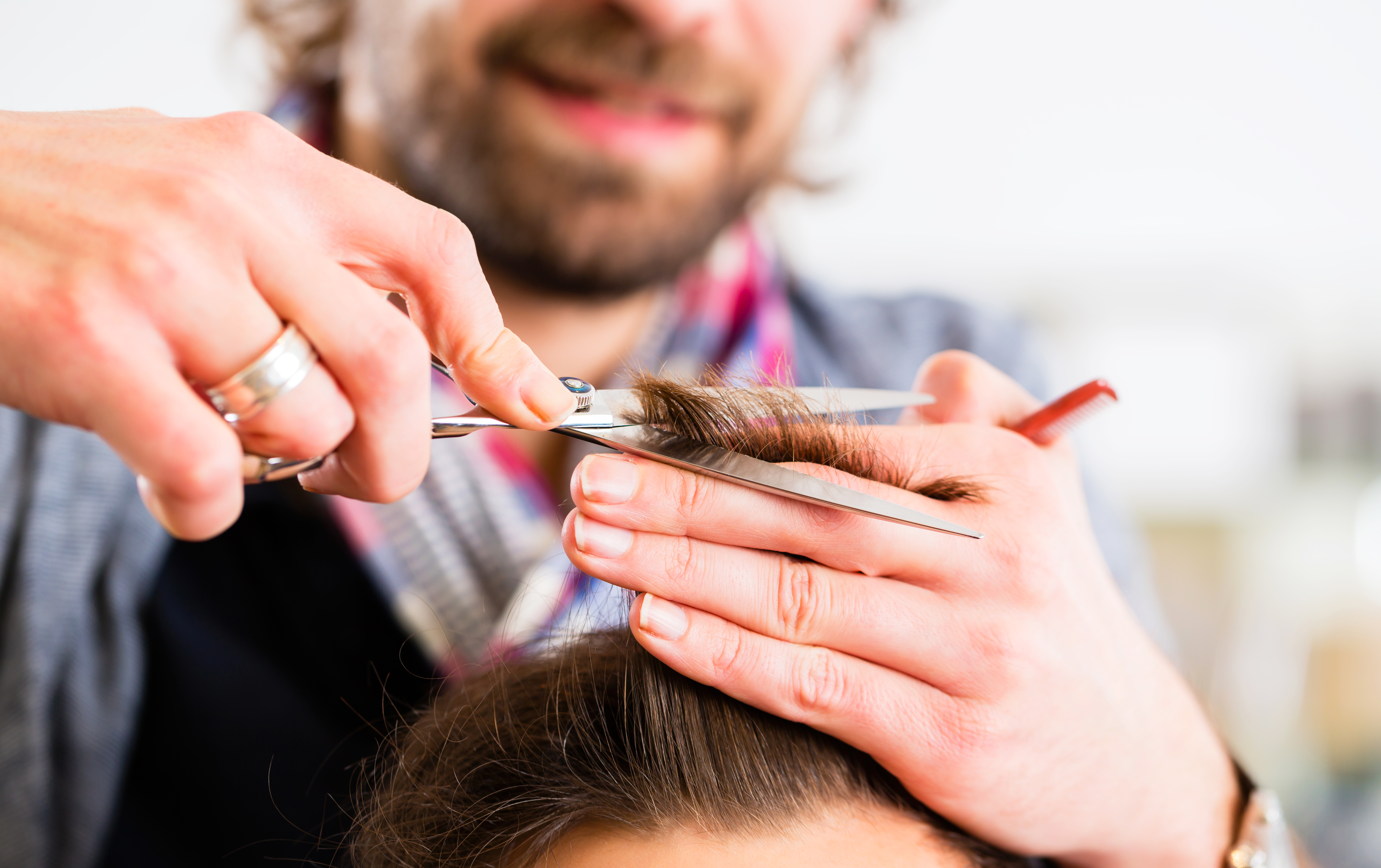 Frisör klipper hår.