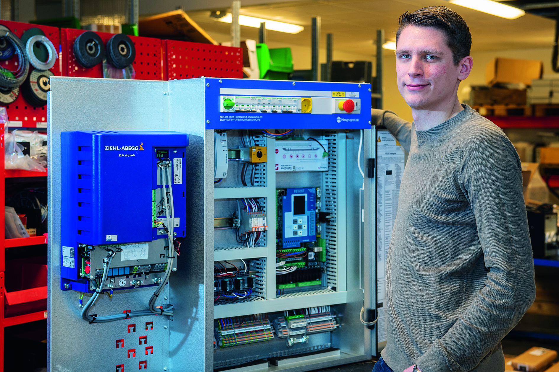 Robert Löfkvist visar upp styrskåpet