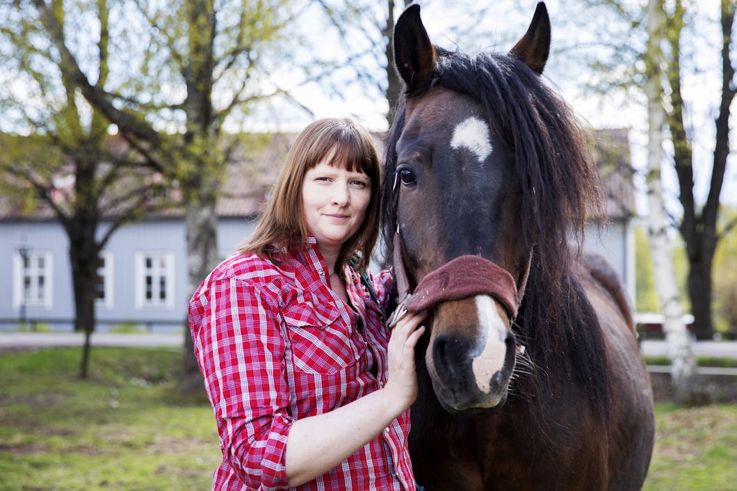 Karin Janson och en av hennes hästar.