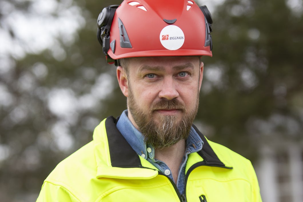Kim Söderström i röd hjälp och gul reflexjacka.
