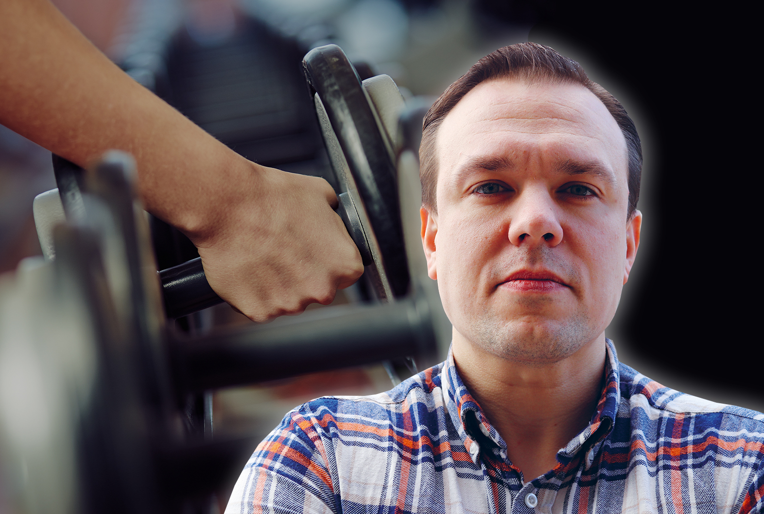 En hand som lyfter en hantel, med ett foto på Per-Ola Nilsson monterat över