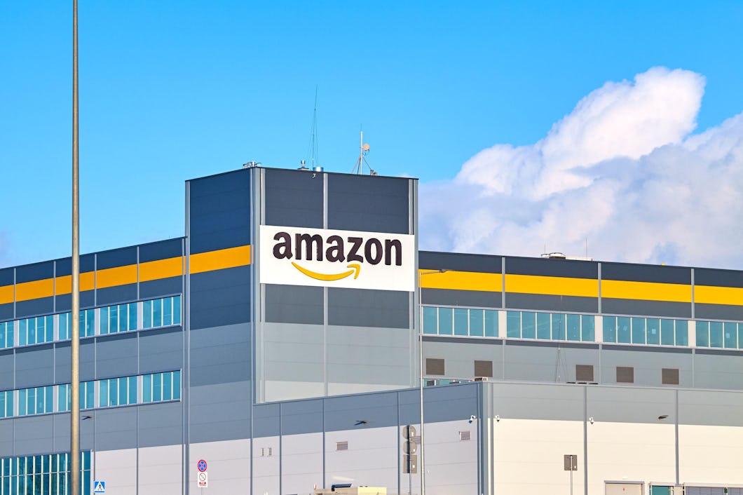 Ett Amazonlager utifrån.