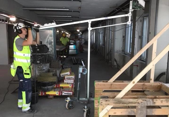 En person i reflexkläder arbetar med borrstativet