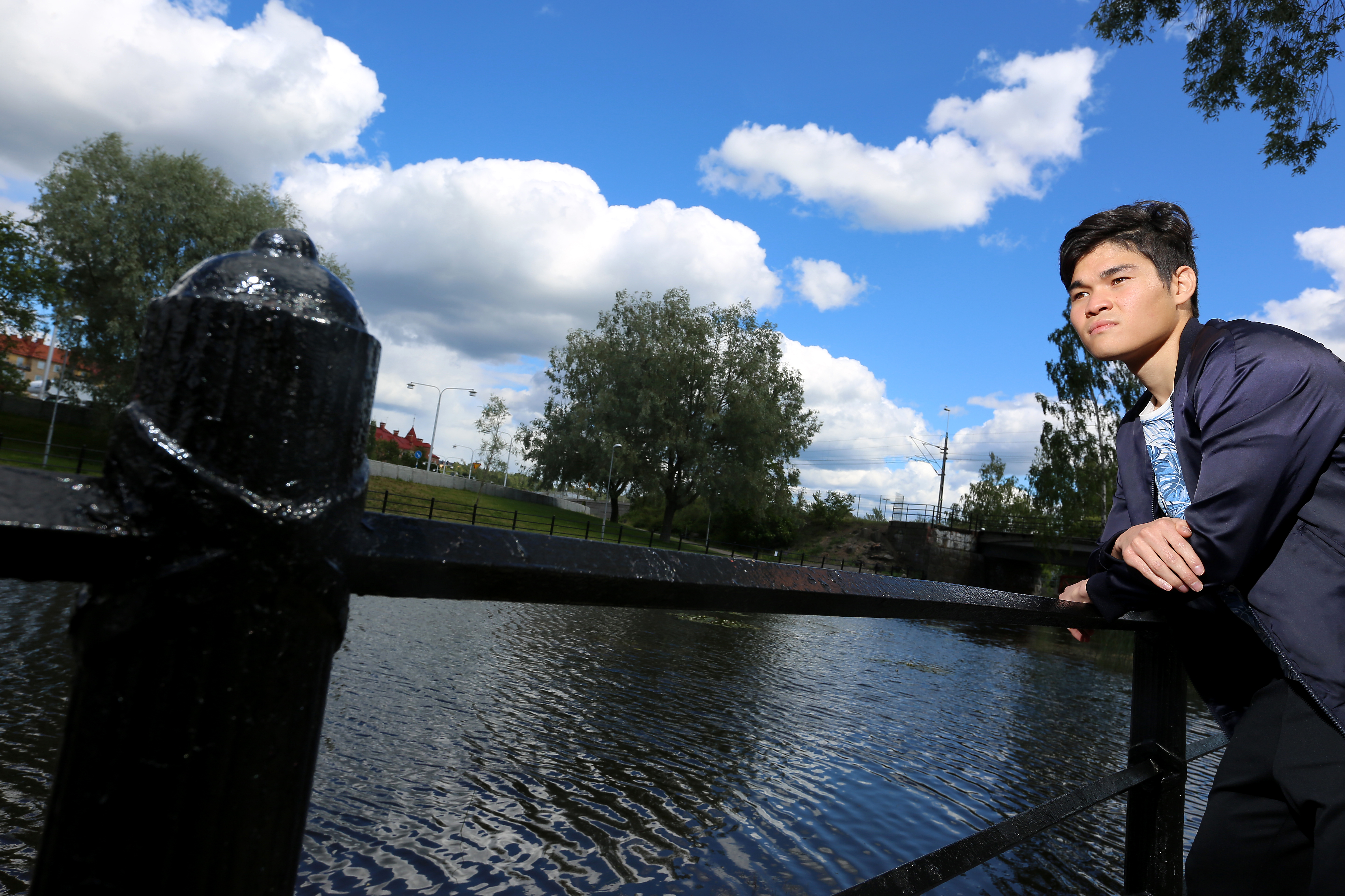 Mahdi Khavari på en brygga vid en sjö