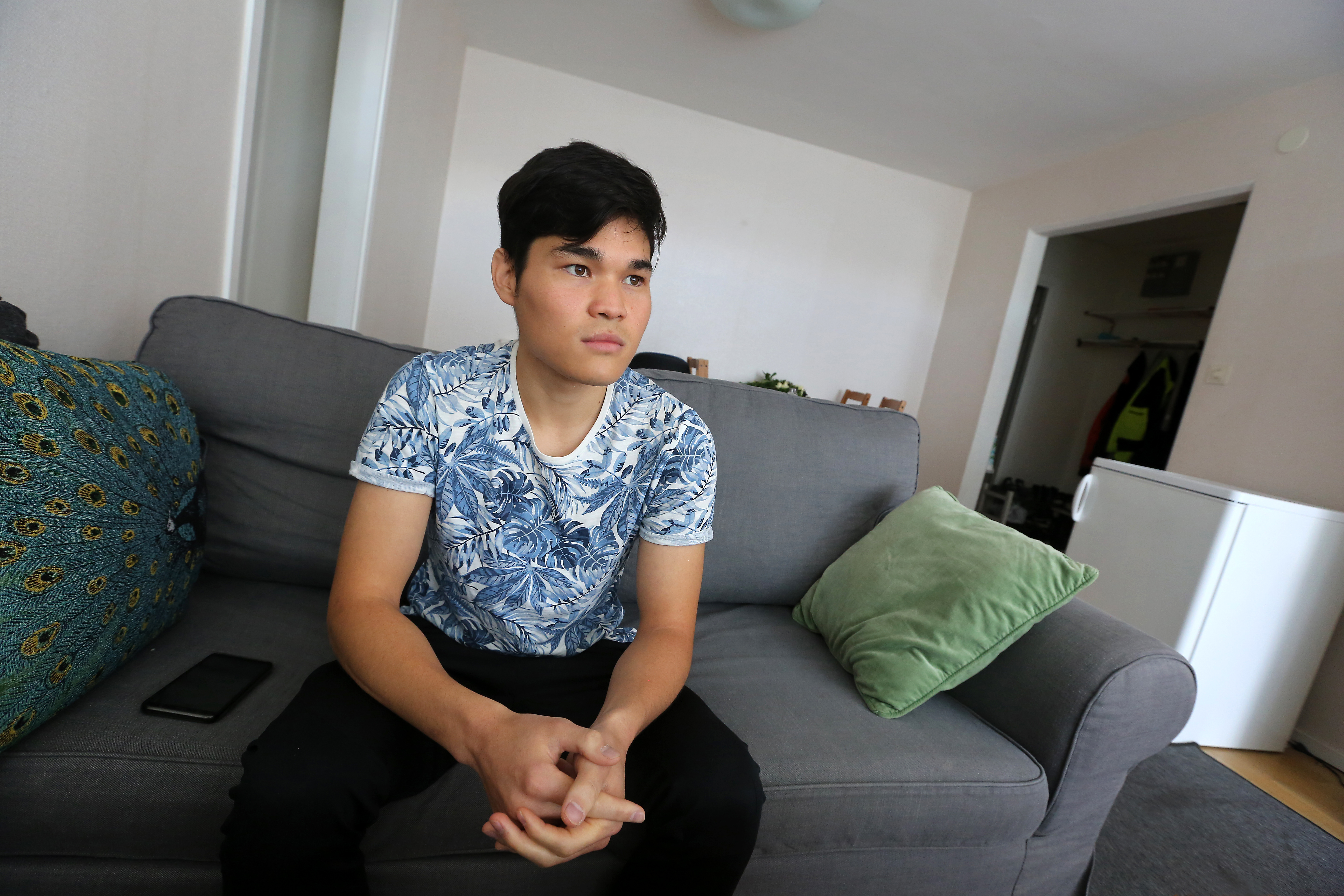 Mahdi Khavari i en soffa