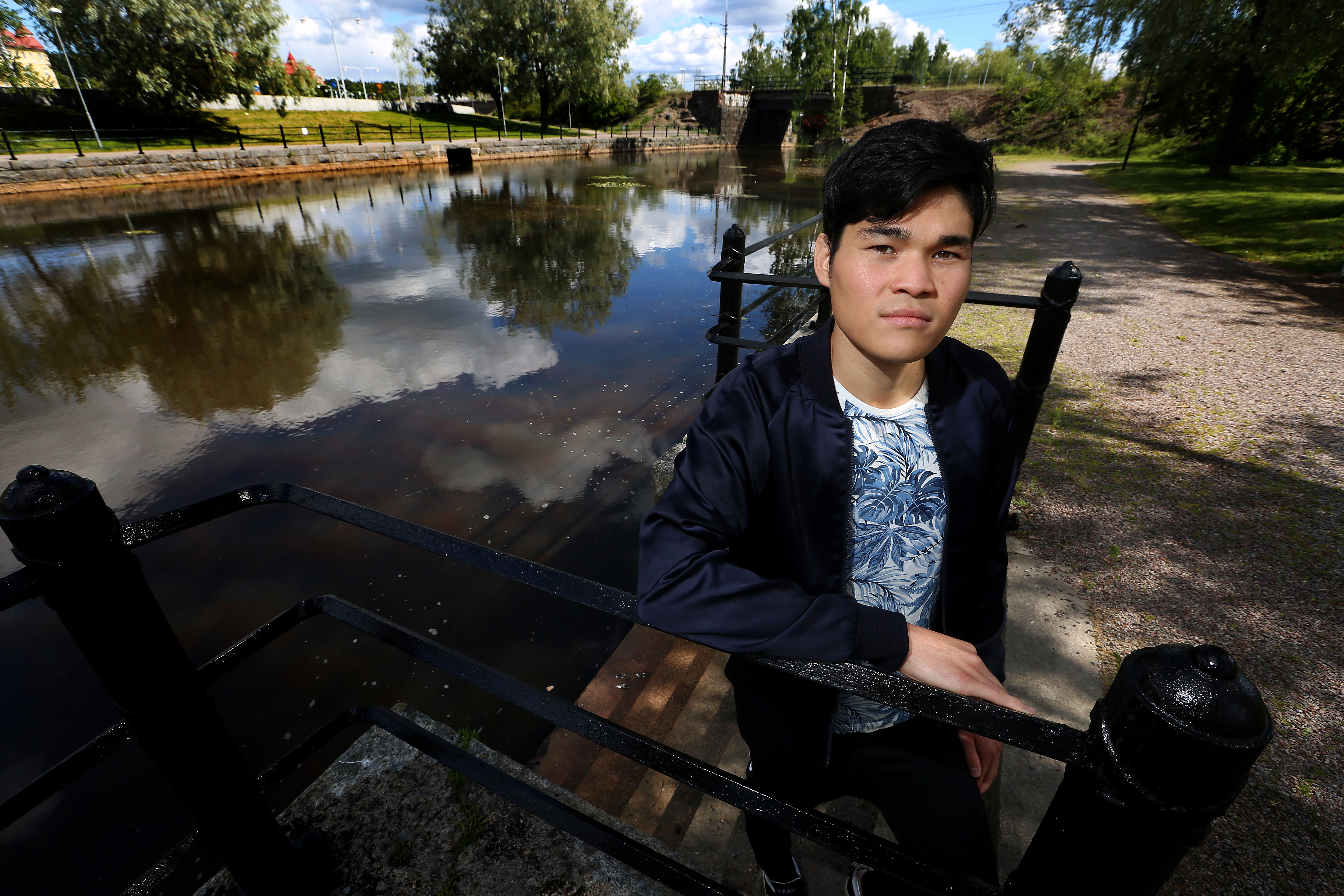 Mahdi Khavari på en brygga vid en sjö