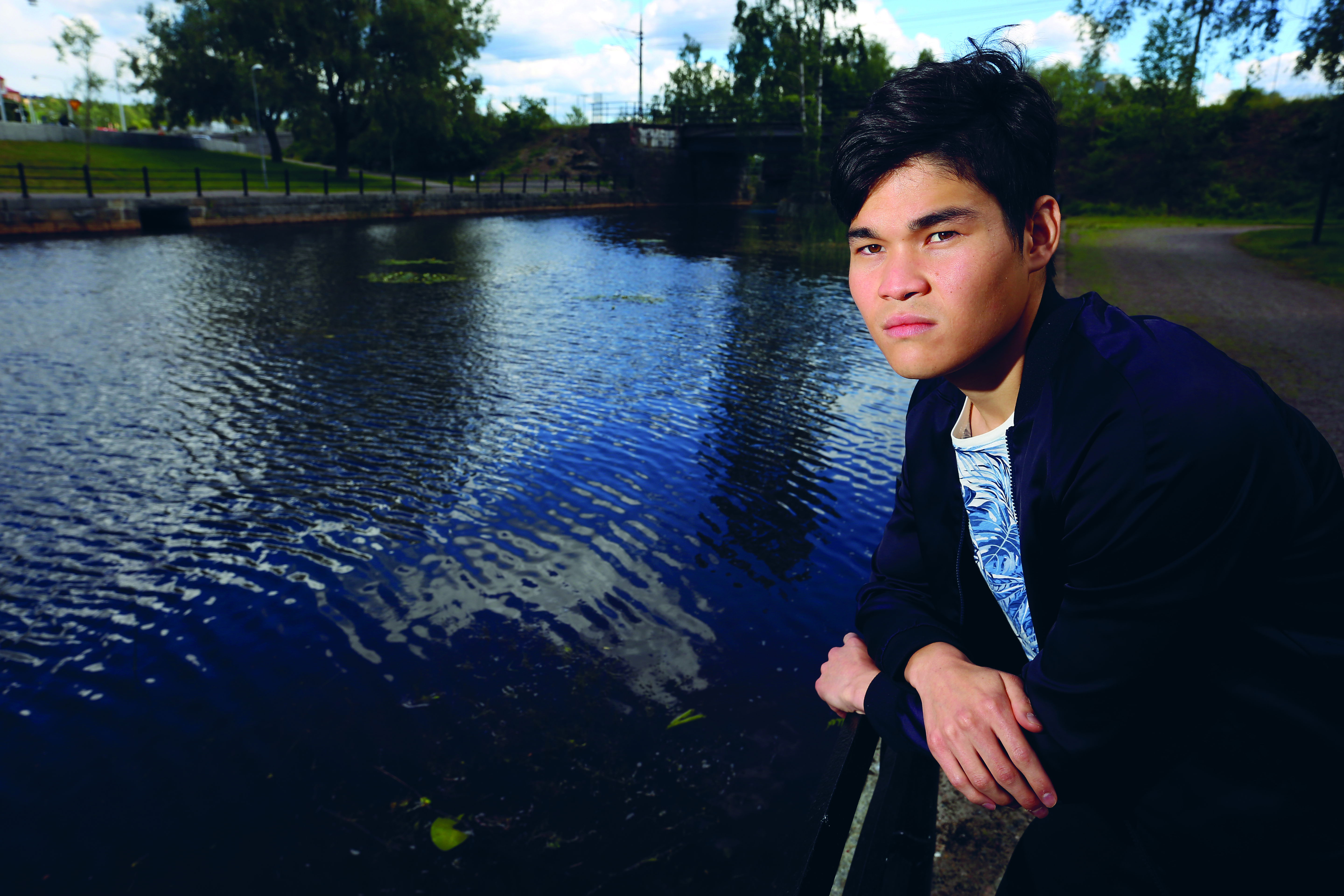 Mahdi Khavari på en brygga vid en sjö