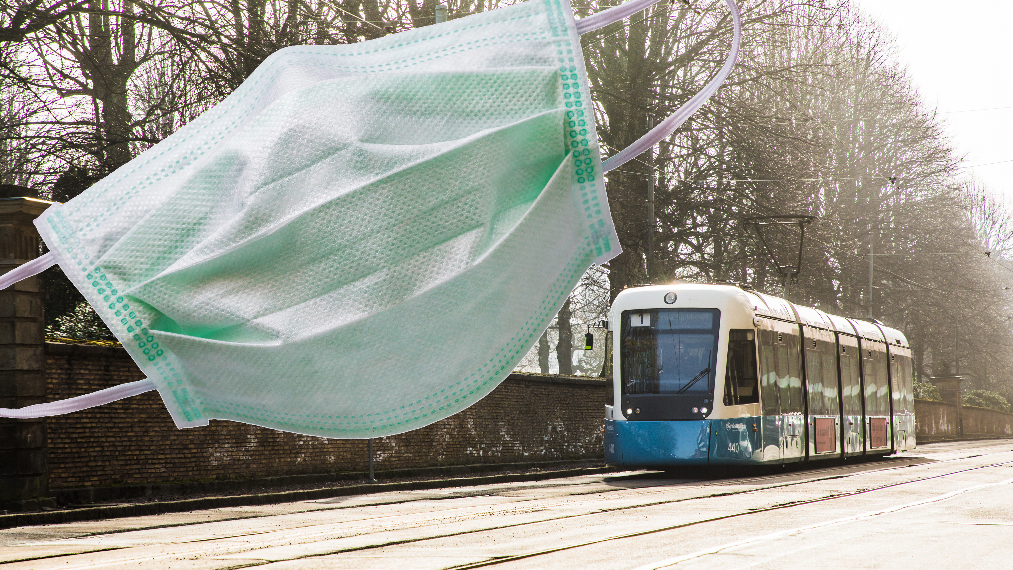 Montage av ett munskydd och en spårvagn i Göteborg.