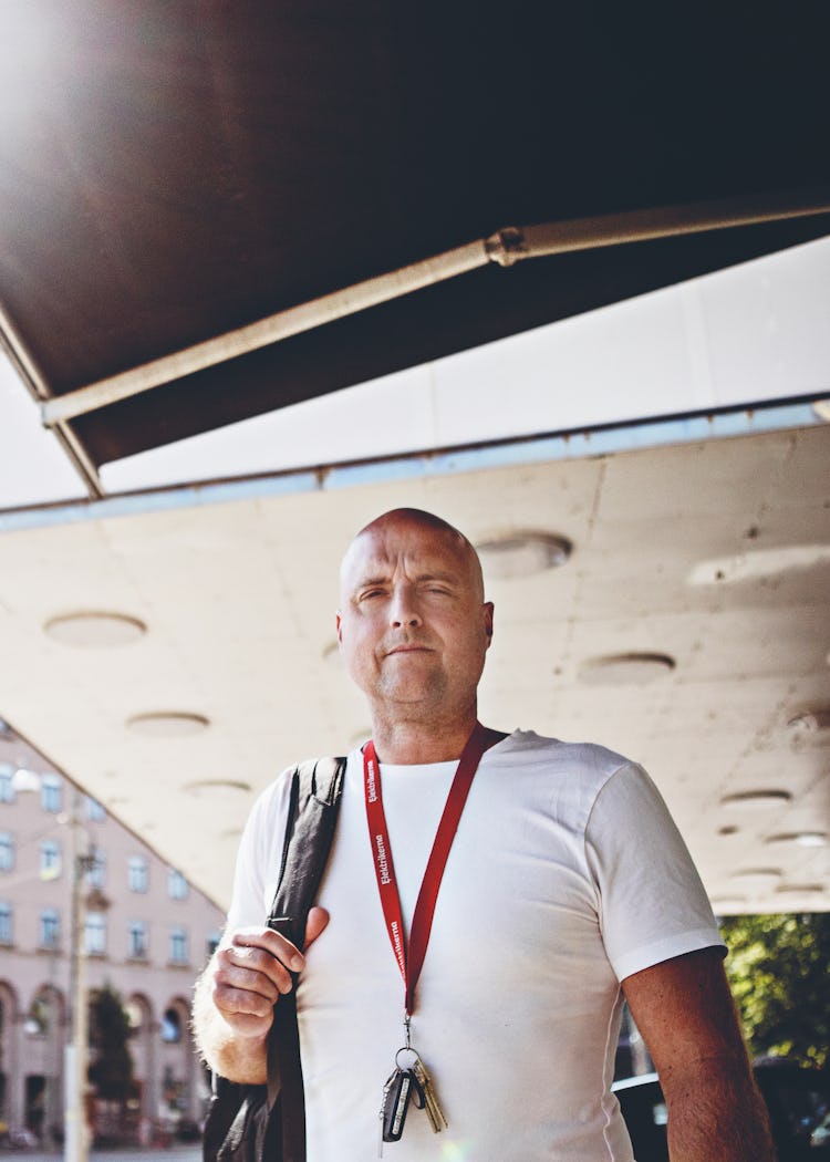 Martin Bengtsson framför ett torg i solen