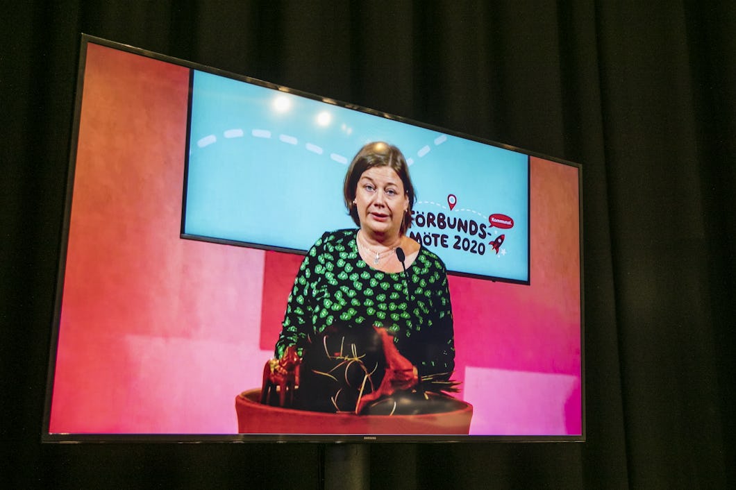 Malin Ragnegård tackar ombuden vid Kommunals digitala förbundsmöte.