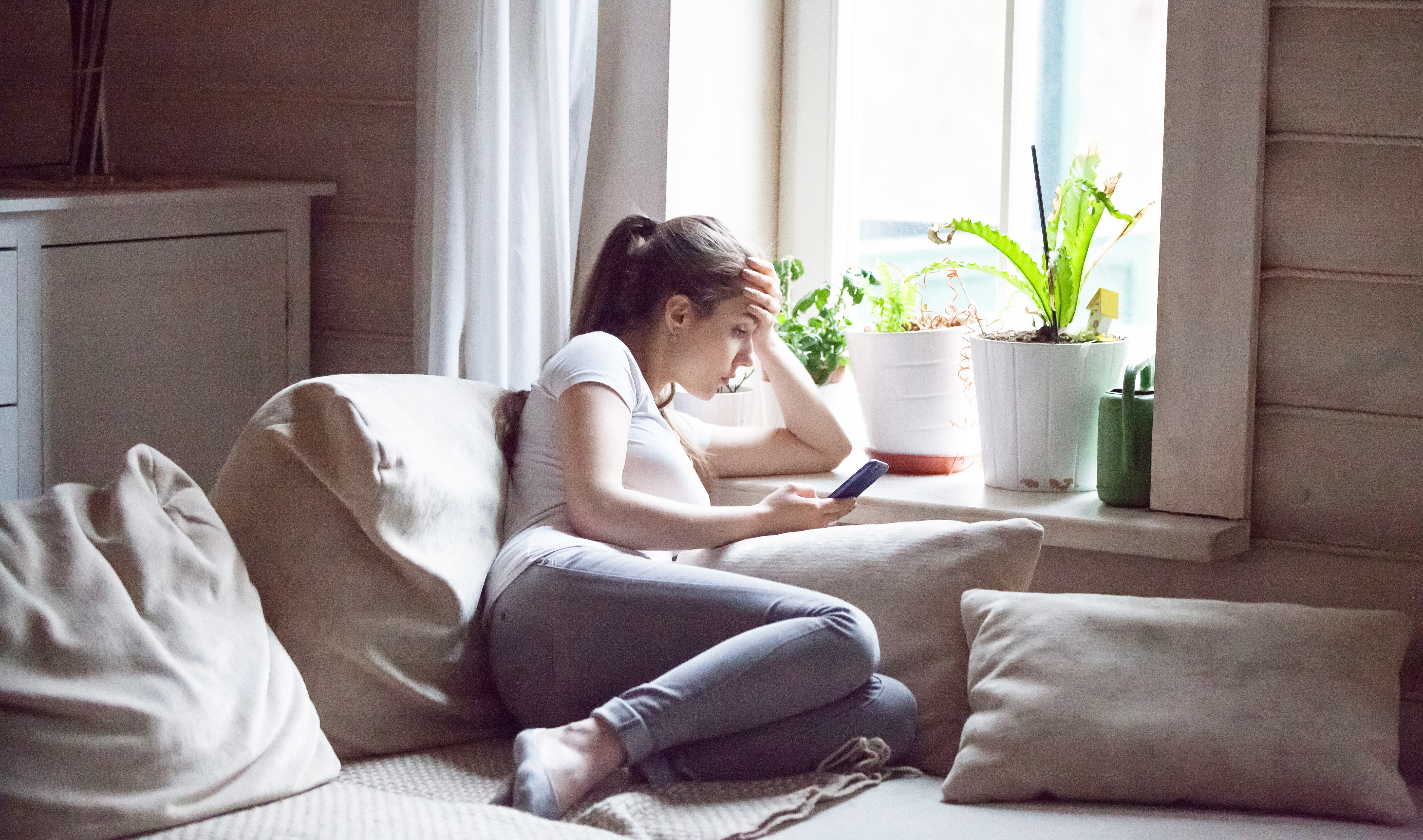 Sjuk kvinna på soffa.