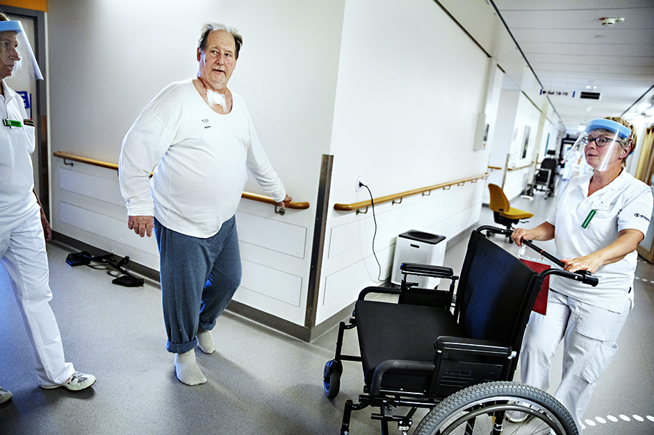 Jan Liv är uppe och går i korridoren.