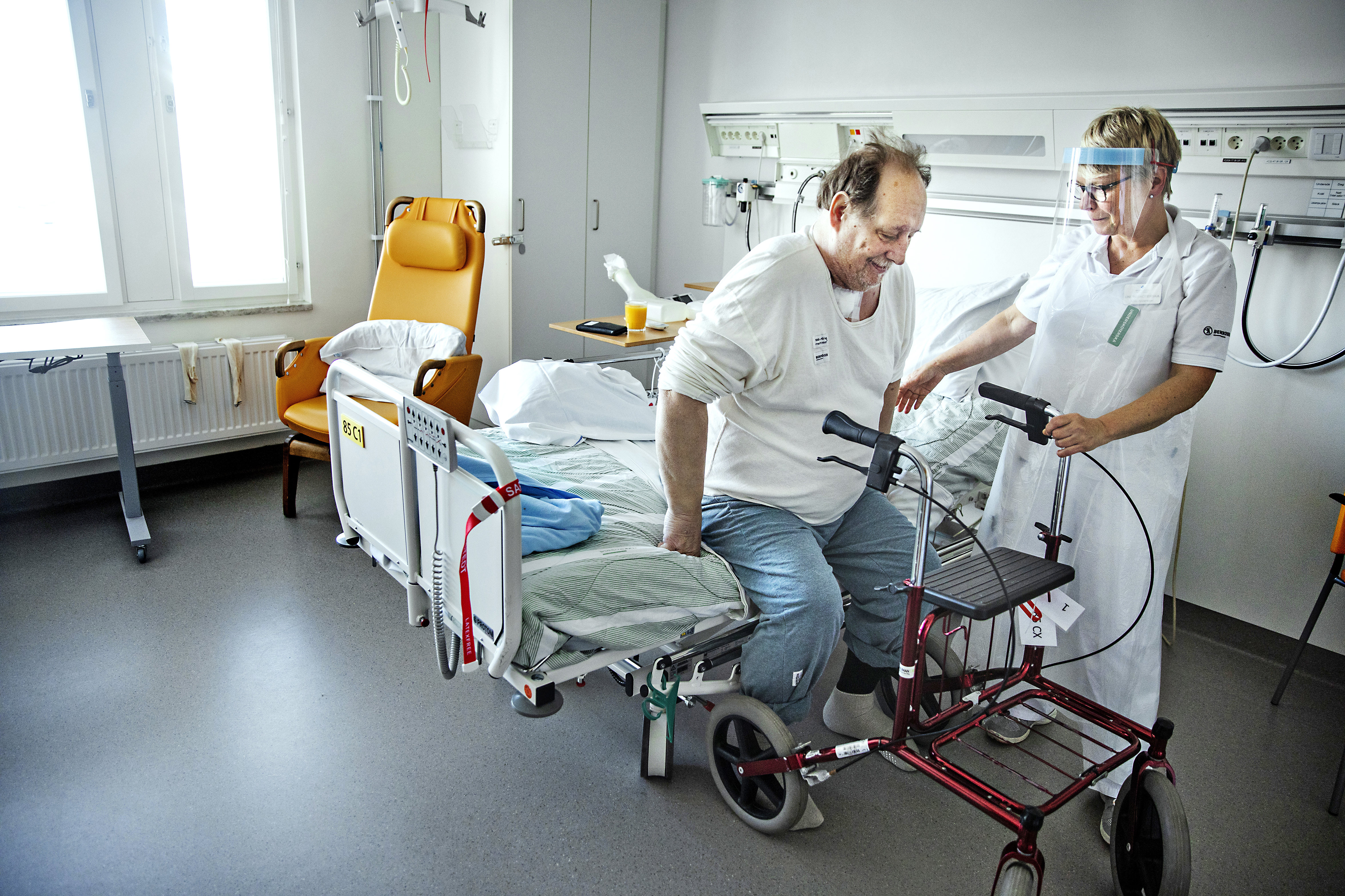 Jan Lif får hjälp av undersköterskan Anita Andersson.