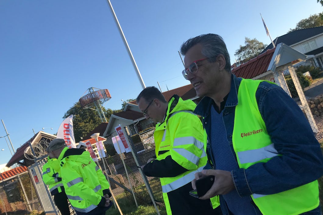 Strejkvakter i gula jackor utanför arbetsplatsen