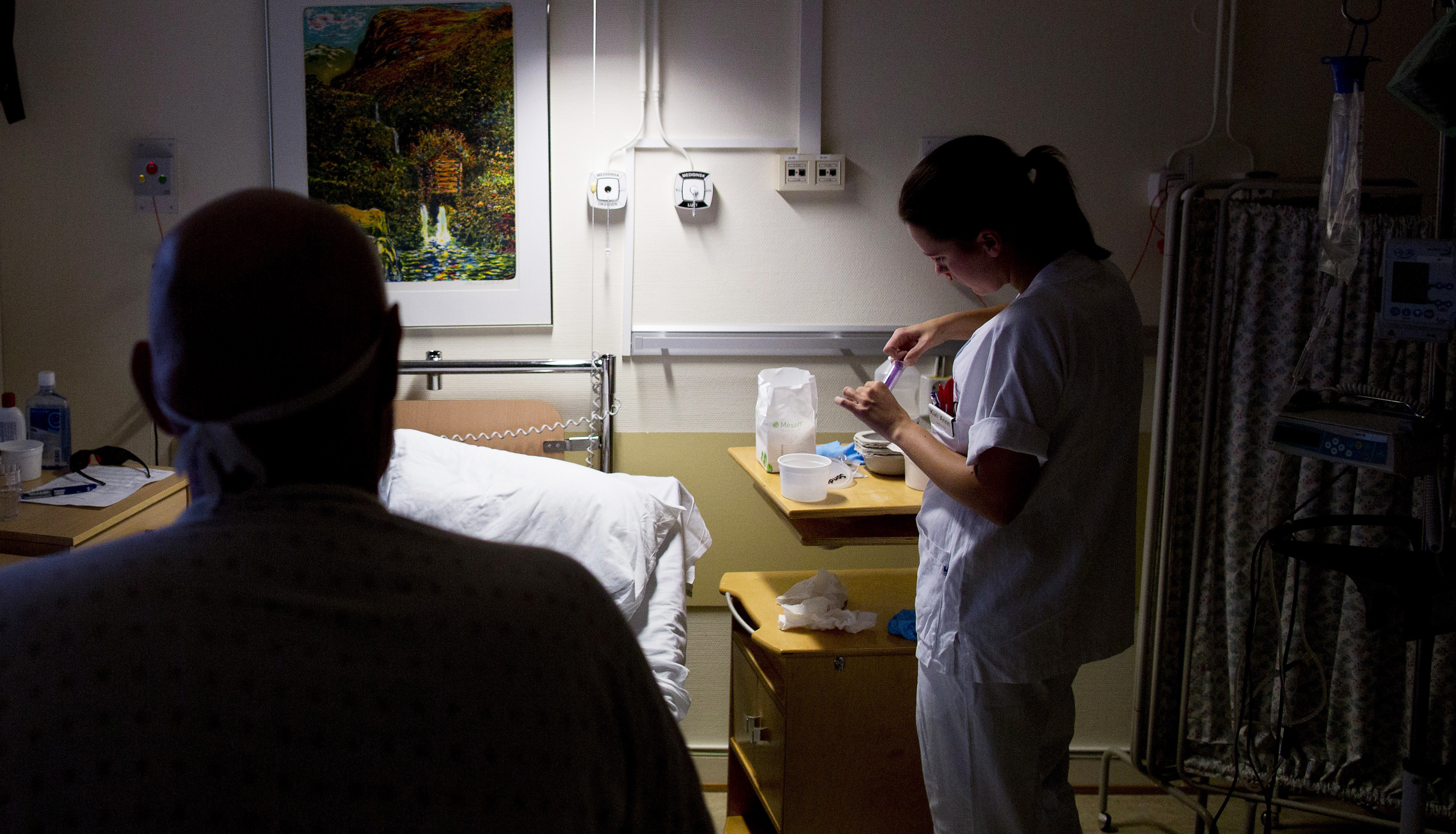 Sjuksköterska jobbar natt.