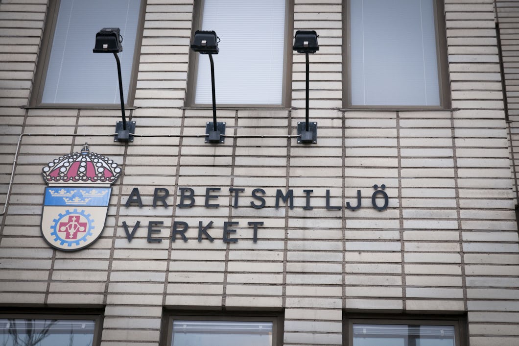 Utsidan av Arbetsmiljöverkets lokaler, med deras logotyp på väggen.