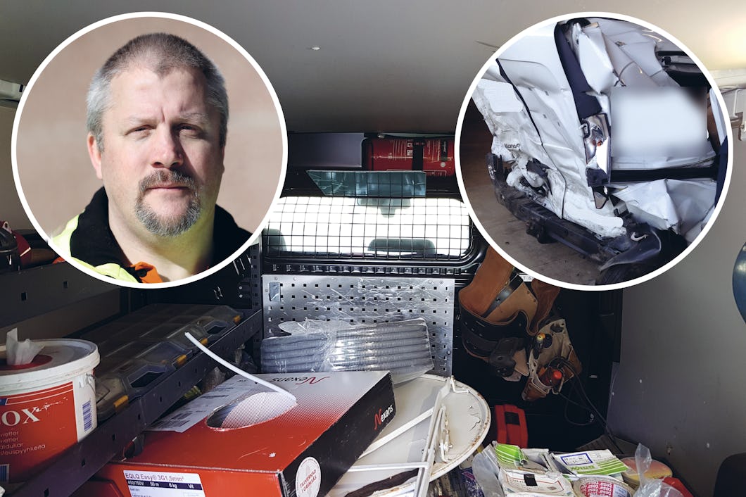 Ett belamrat lastutrymme på en firmabil, med bilder på Sven Höckert och en krockad bil monterade över.