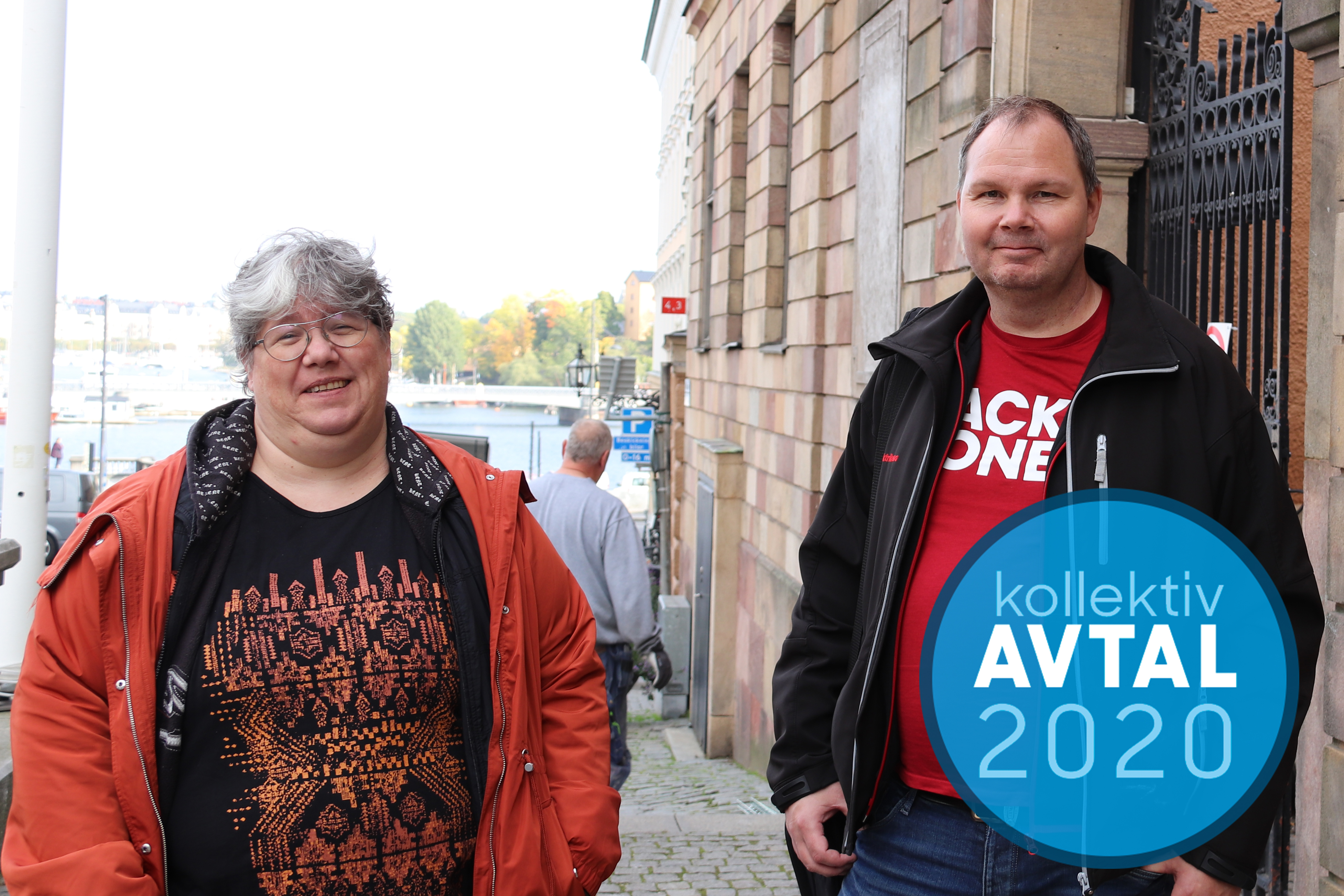 Ninni Blom och Patrik Ericsson. Monterat över bilden är en blå cirkel med texten Avtal 2020.