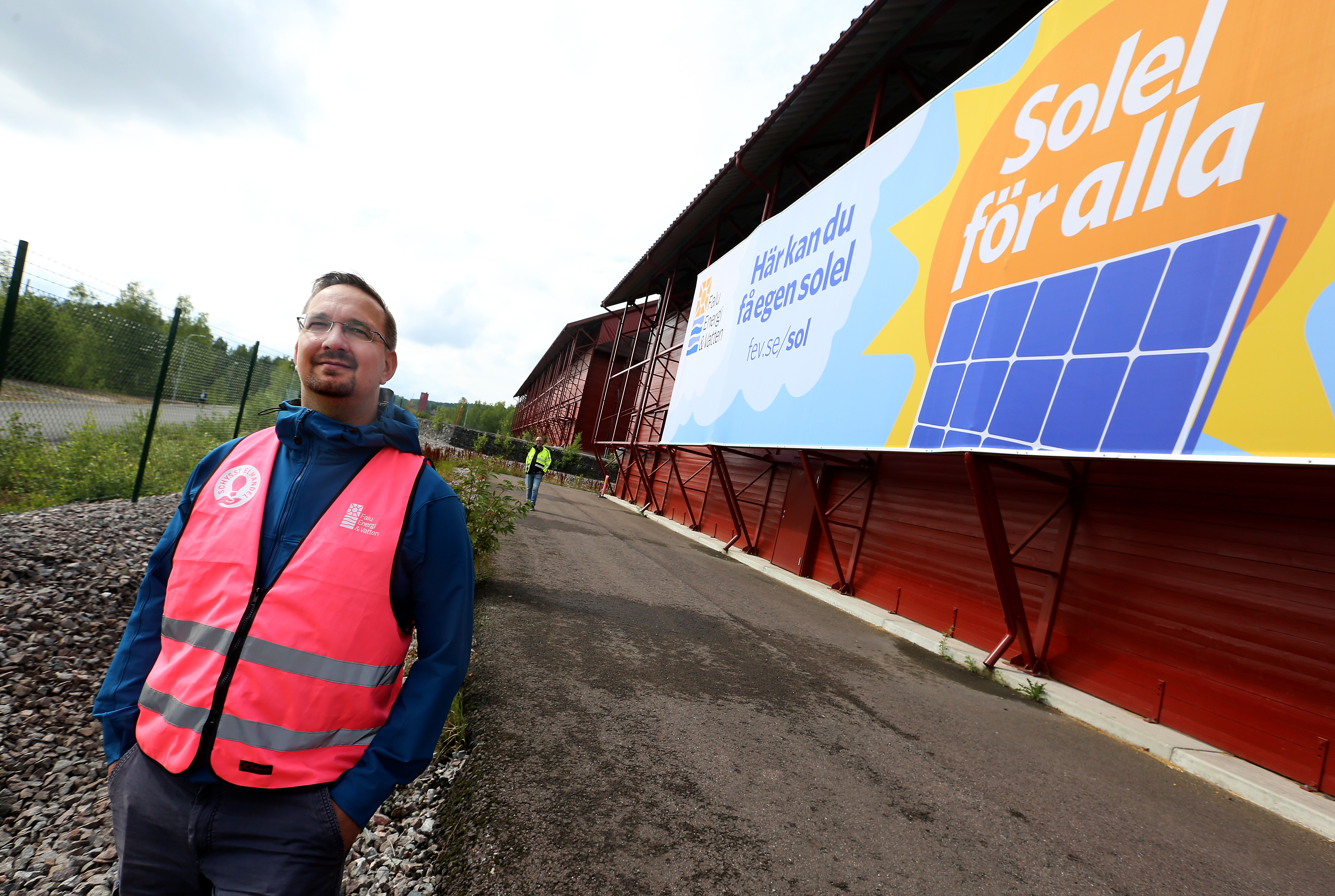 Tommy Borg framför en husfasad
