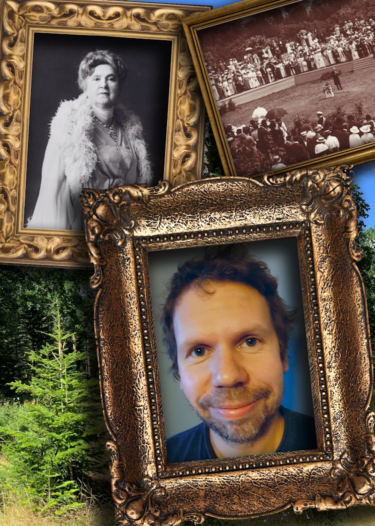 En bild på en röd stuga i en grönskande skog, med fotoramar monterat över innehållande bilder på Markus Edlund, Katherine Tingley och fredskongressen på Visingsö