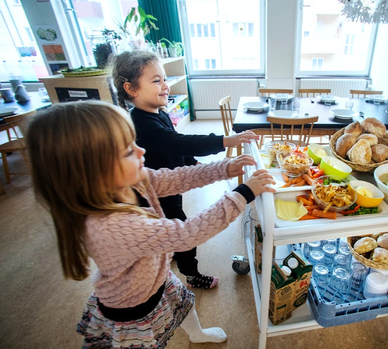 Lykke och Esther-Ray hjälper till med matvagnen.
