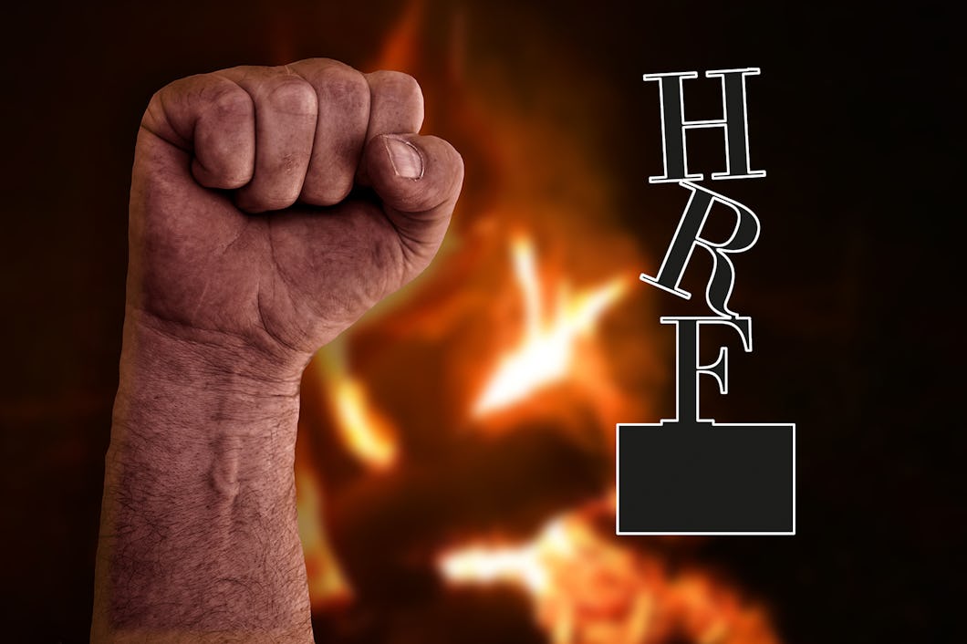 En knuten näve framför eld, med HRF:s logga monterat över