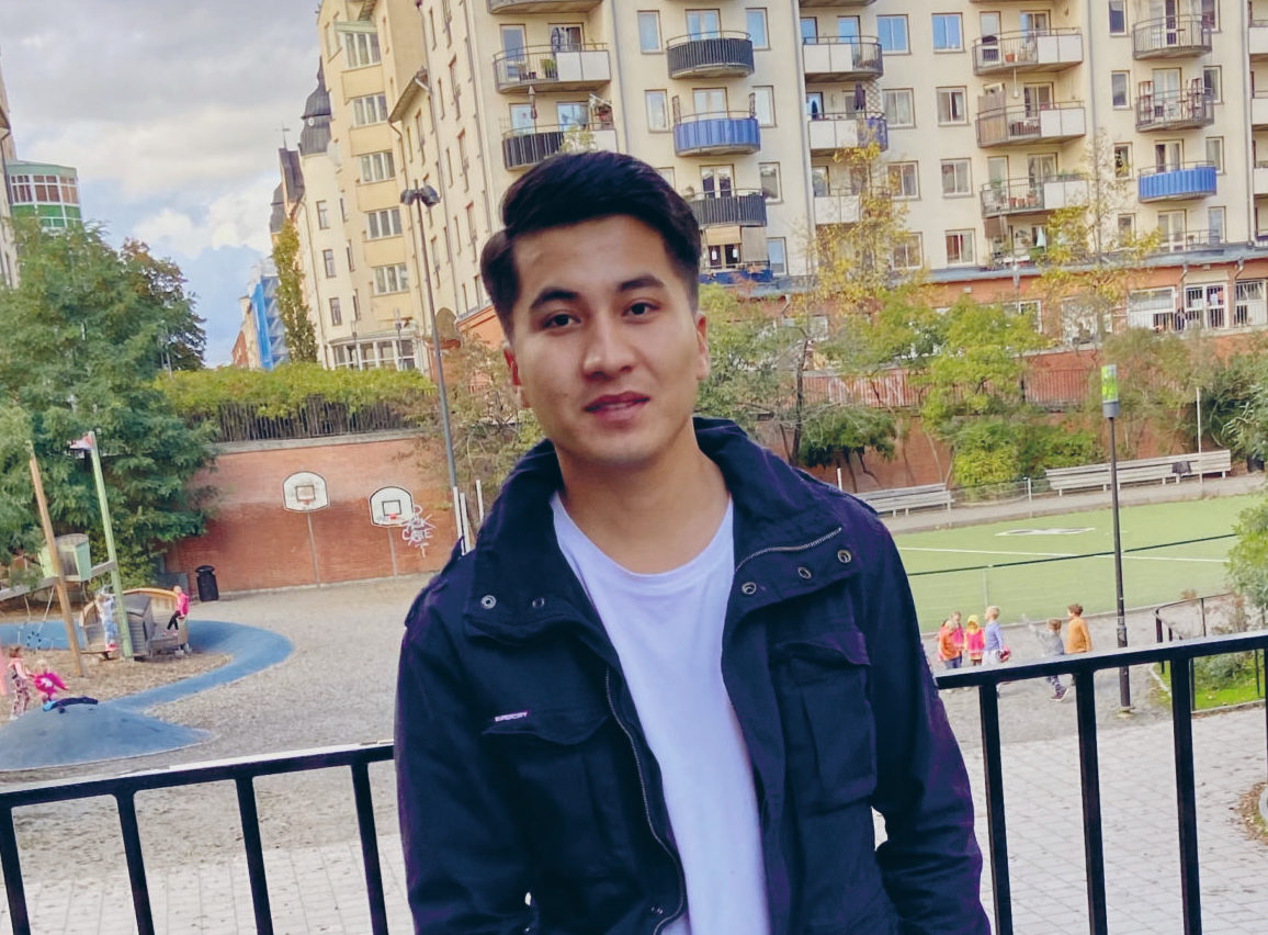 Bashir står framför ett räcke utomhus