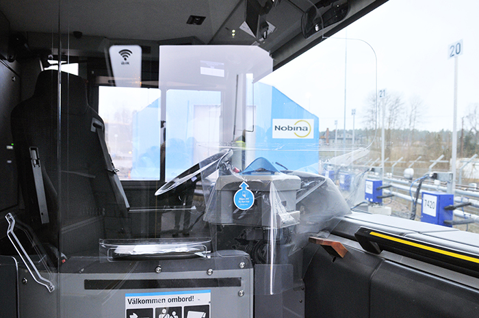 Plexiglasskydd i buss.