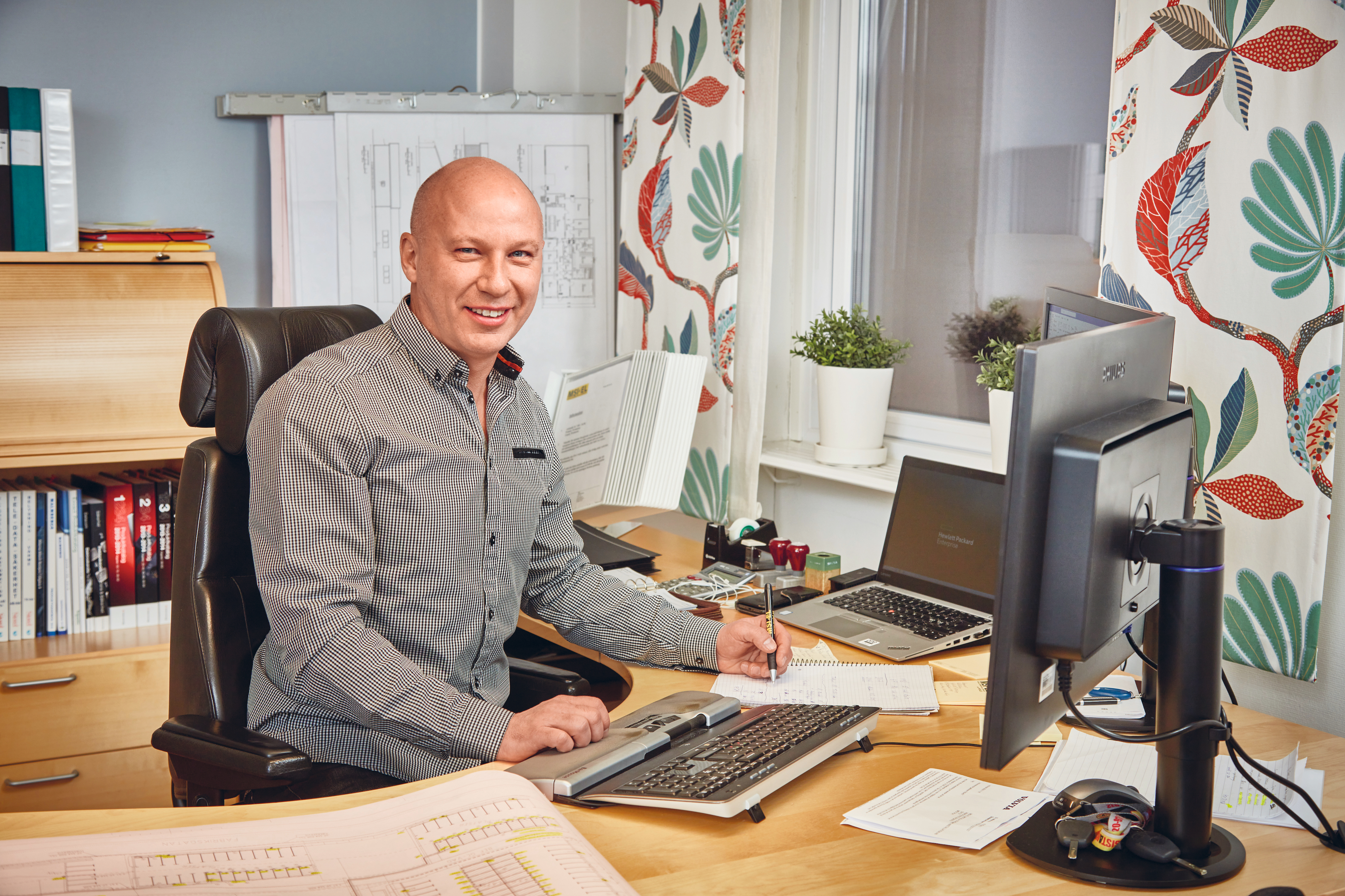 Peter Bengtsson vid ett skrivbord