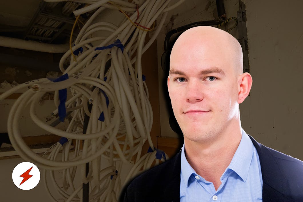 Ett härke med sladdar på en arbetsplats, med ett foto av Claes Thim monterat över.
