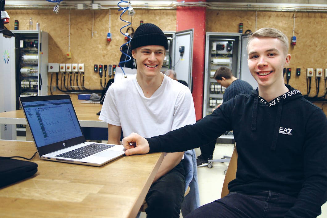 Casper Fröding och Alfred Elg vid en laptop i ett klassrum