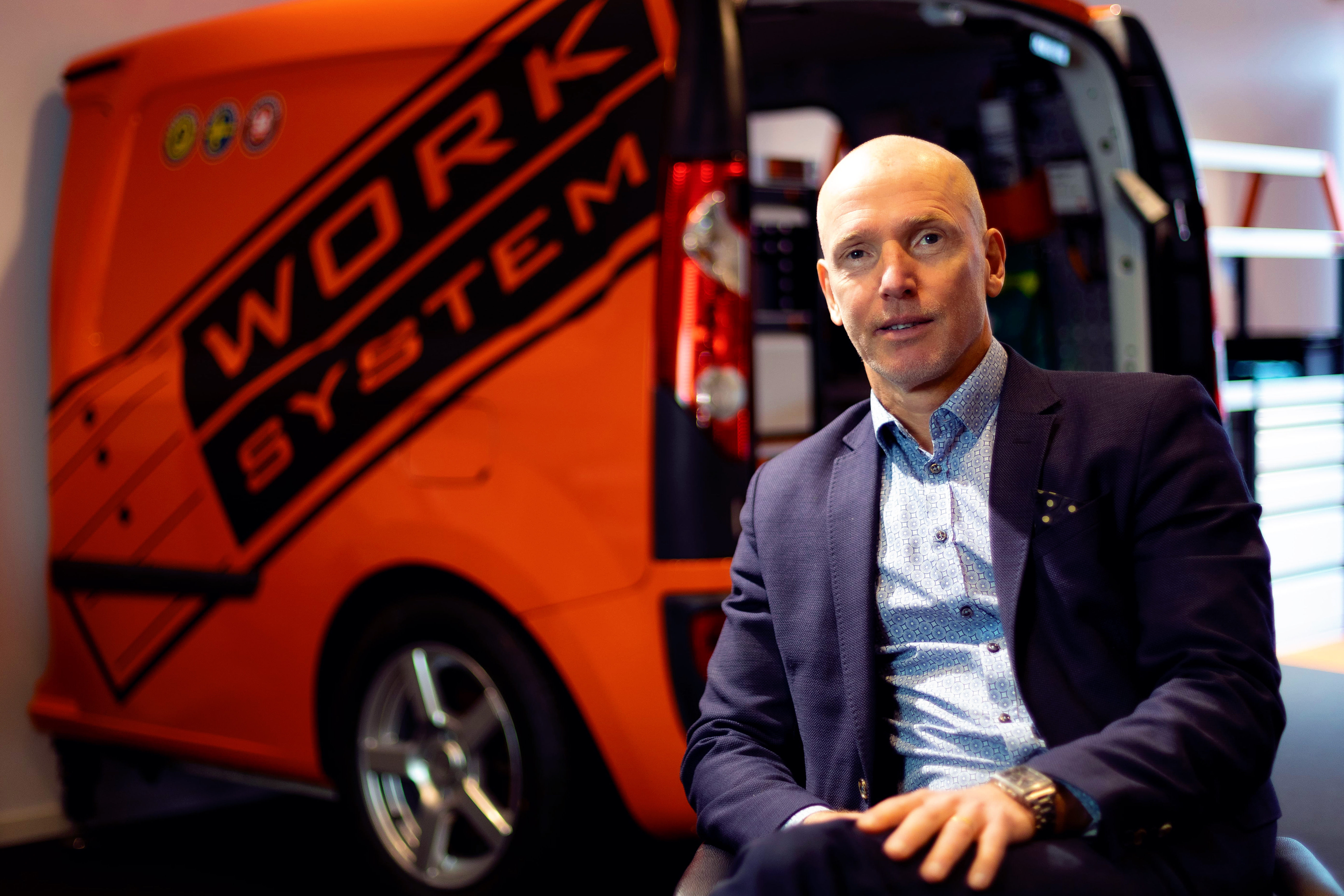 Bengt Rimark framför en röd skåpbil