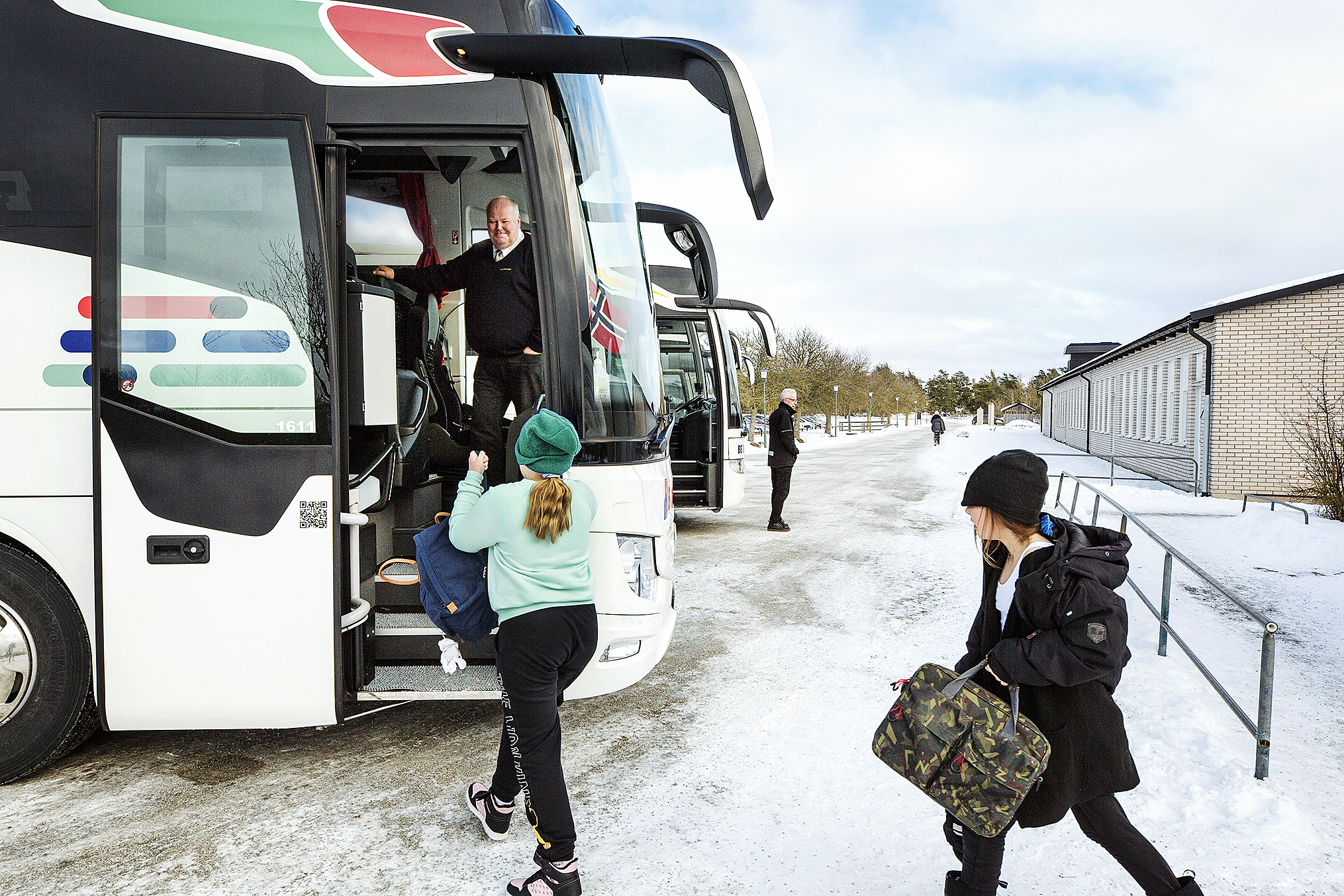 Rolf Larsen släpper på och av barnen där fram. Han är inte rädd för att de ska smitta.
