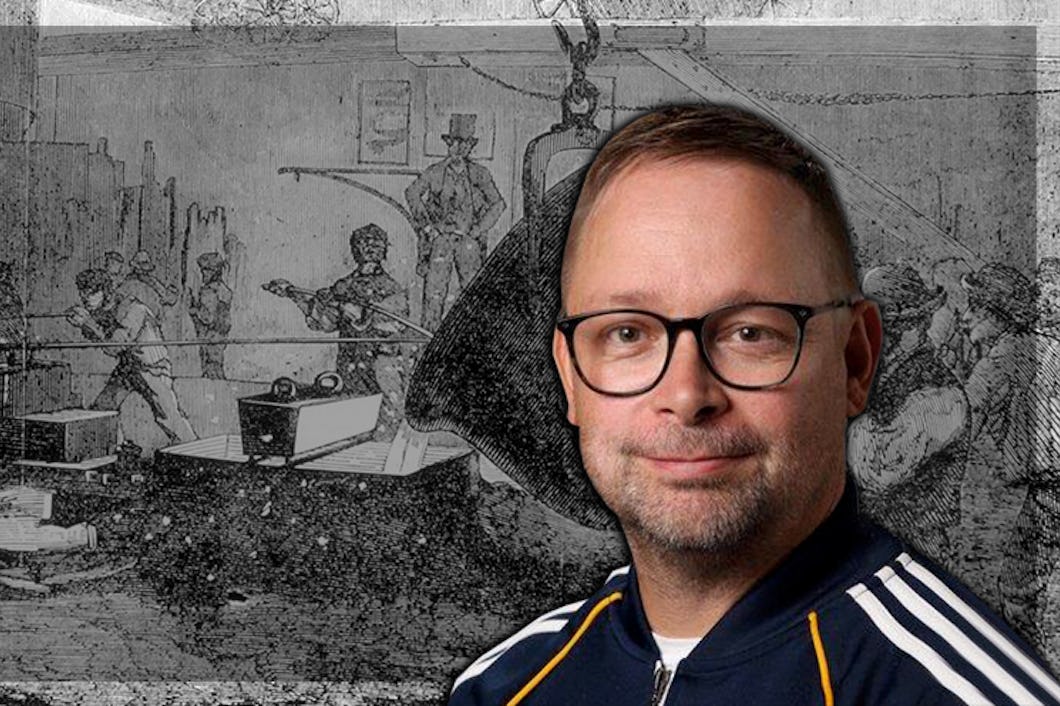 Ett foto på Jussi Jusola Nieminen, monterat över en tecknad bild av arbetare som arbetar i en fabrik, övervakade av en fabrikör i hög hatt