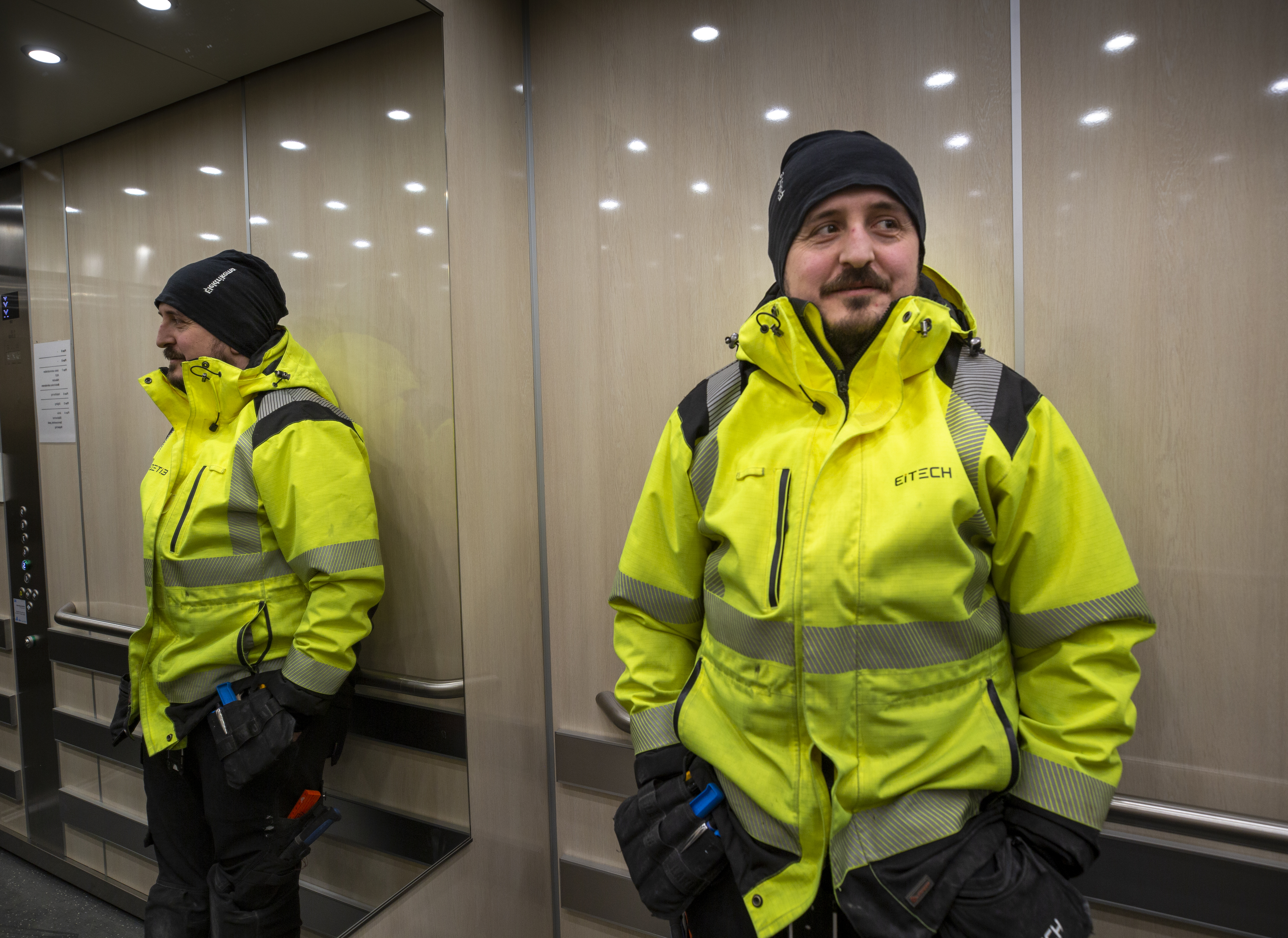 Amir Vatic I gul reflexjacka framför en stor spegel