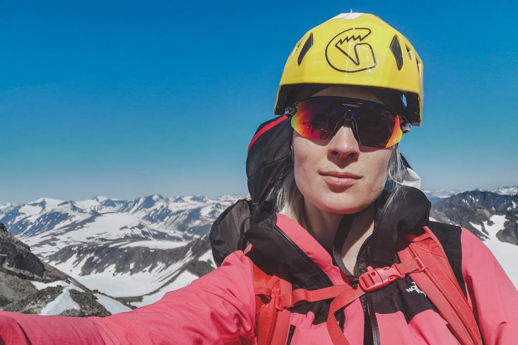 Emma framför ett vidsträckt bergslandskap