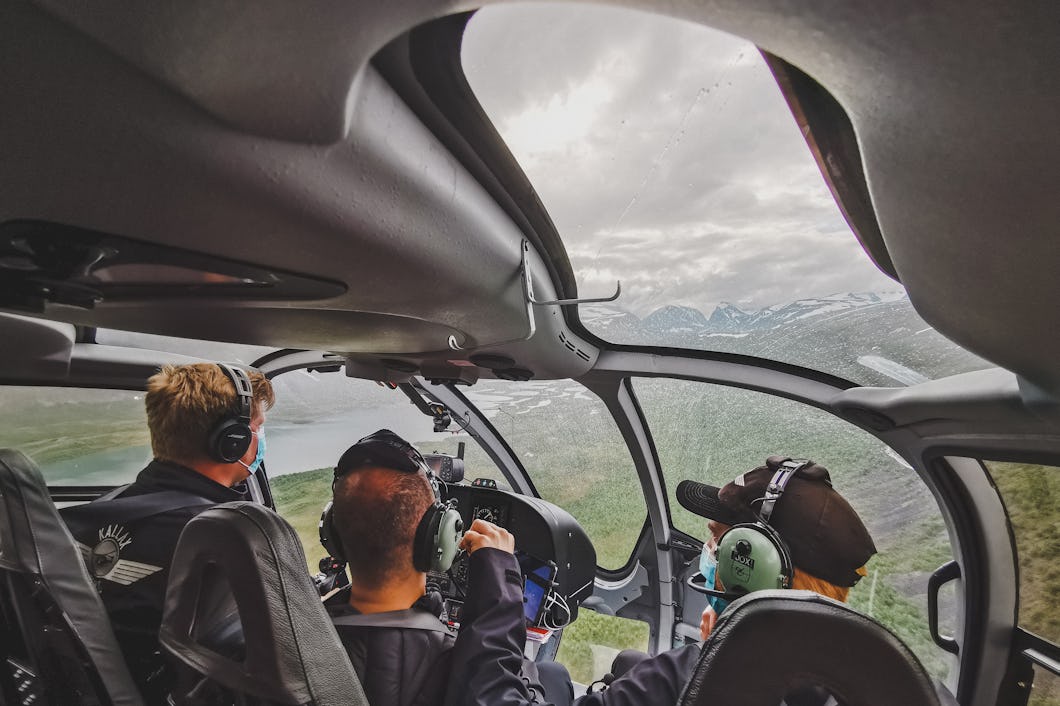 En grupp personer i en helikopter