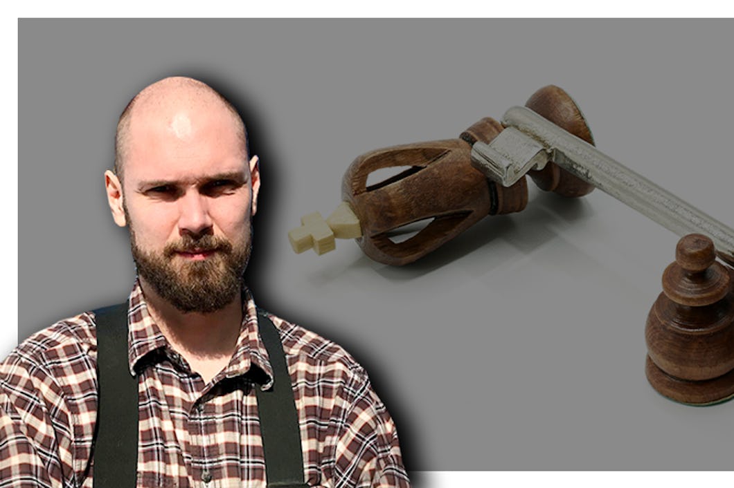 En bild på Johannes Regell penna monterat över en bild på tre schackbönder som fällt en kungapars med hjälp av en stor nyckel