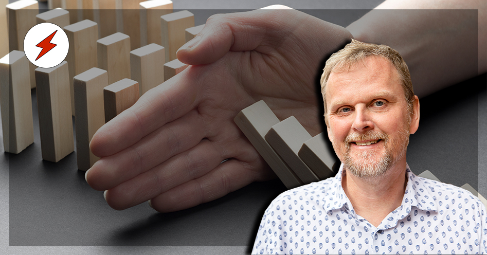 Ett foto på Urban Petterson, monterat över en bild på en hand som hindrar en rad dominobrickor från att falla över och välta ännu fler brickor