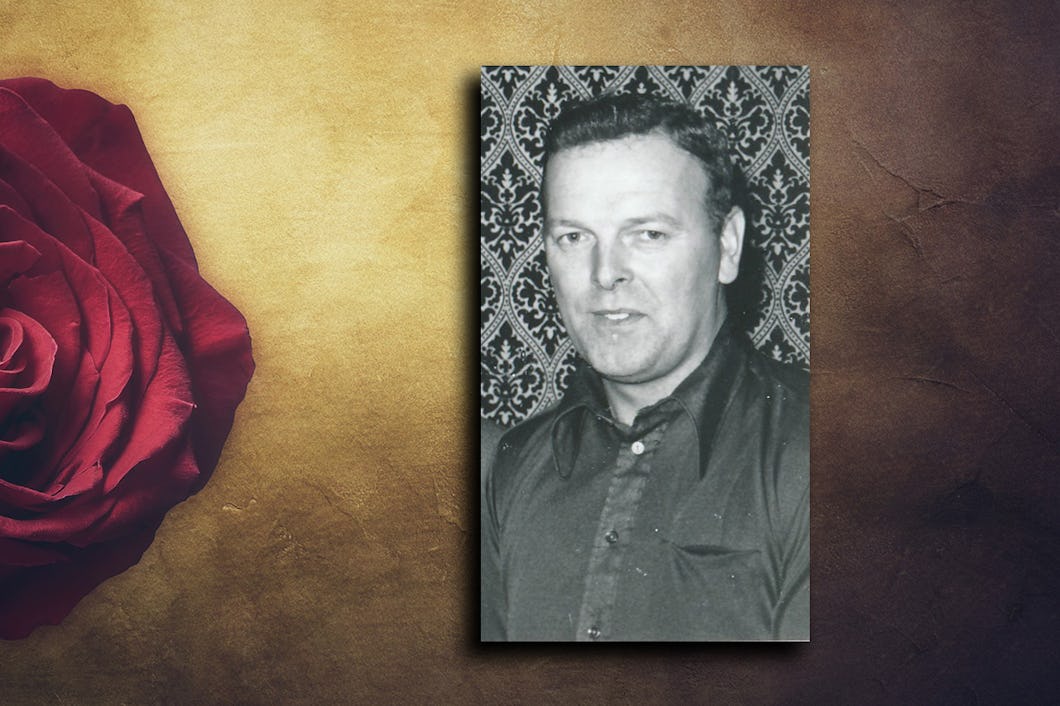 Ett foto av Allan Johansson monterat invid en röd ros.