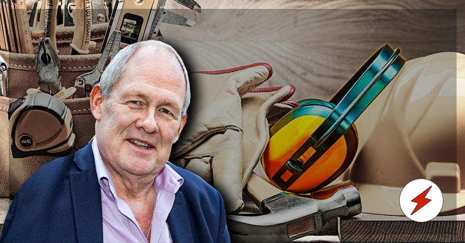 Ett foto av Ronny Wenngren monterat över en bild på ett bord där ett par hörlurar är highlightade bland en samling verktyg