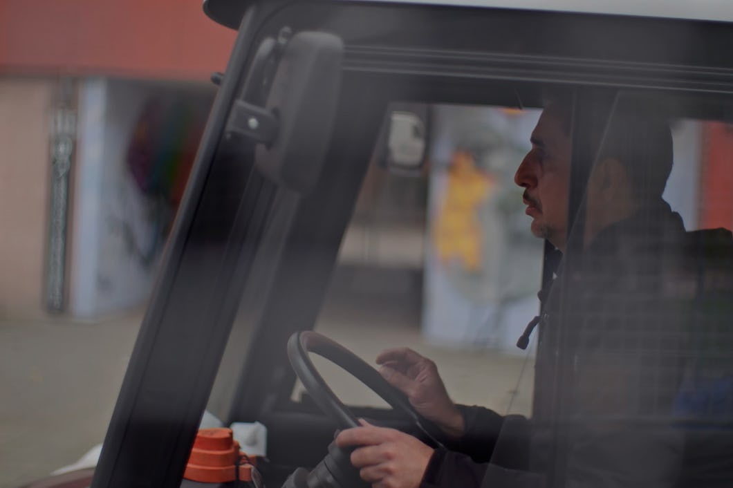 En person som kör en truck