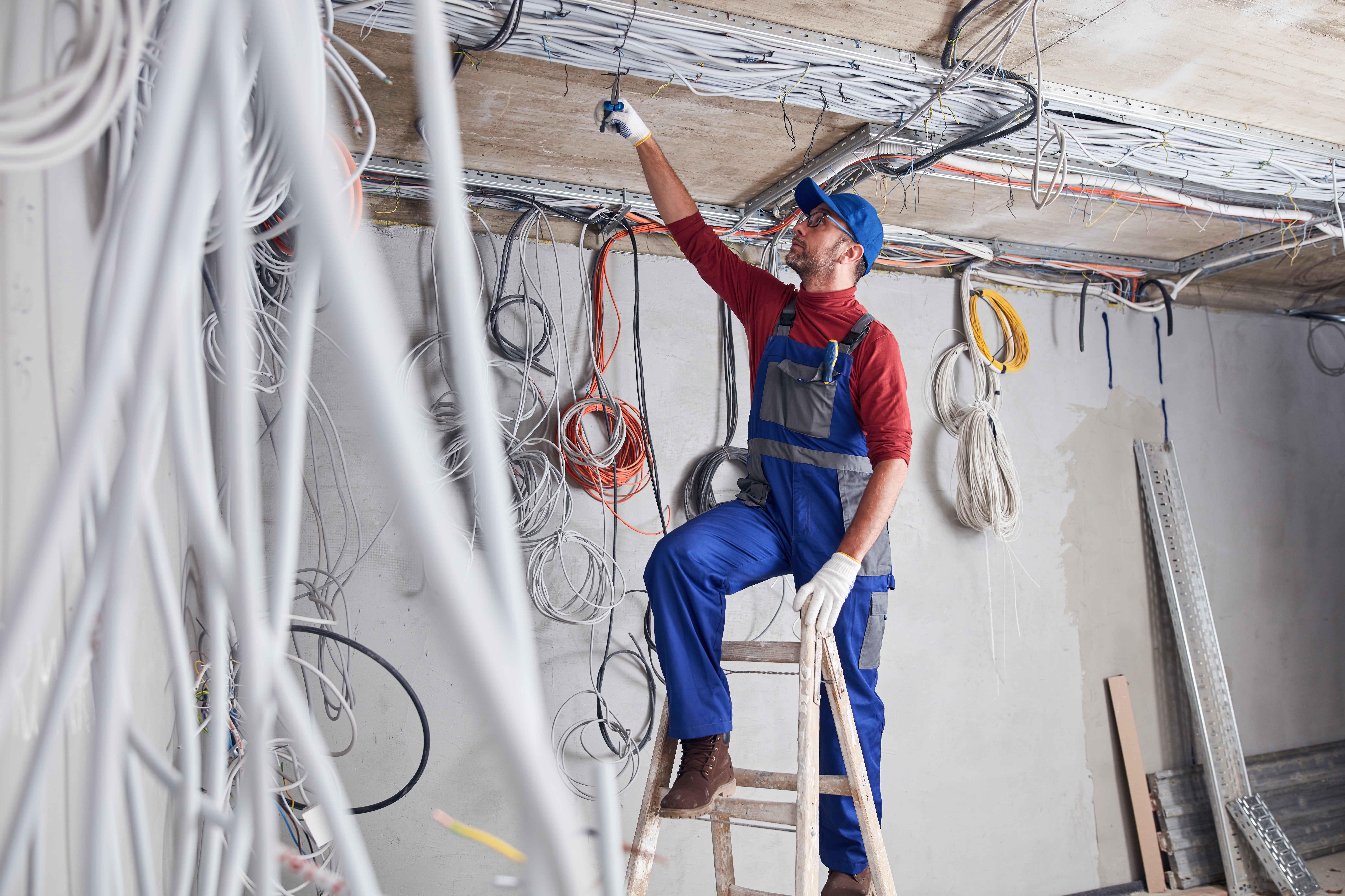Elektriker jobbar med kablar.