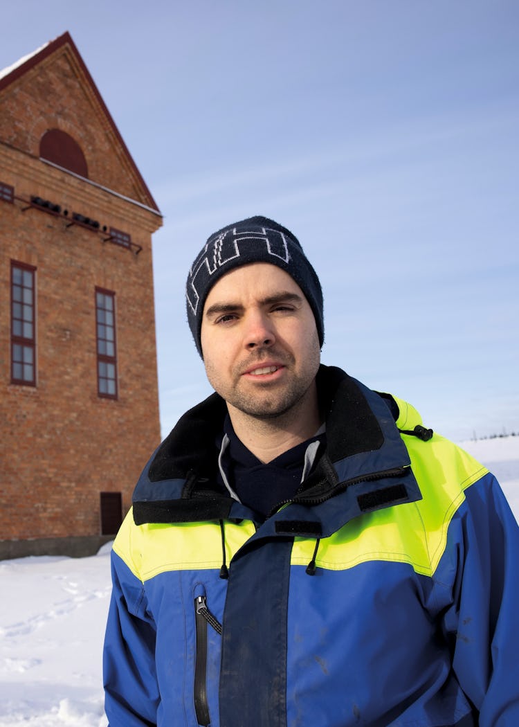 Jonas Isacsson utanför tranformatortornet