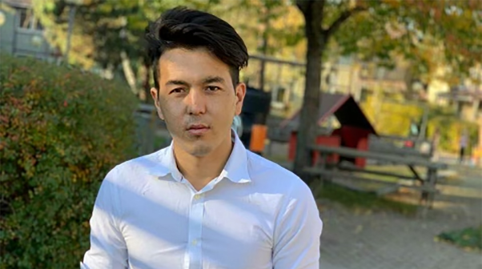 Yousuf Rezai utomhus framför en park