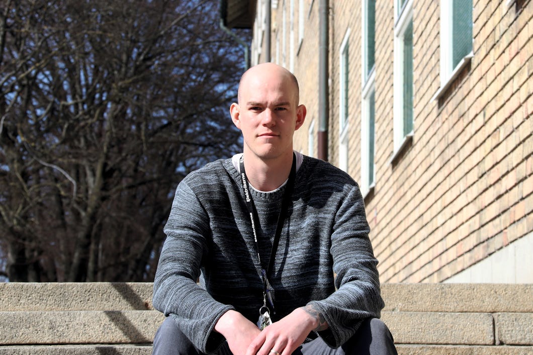 Claes Thim sitter i en trappa utomhus