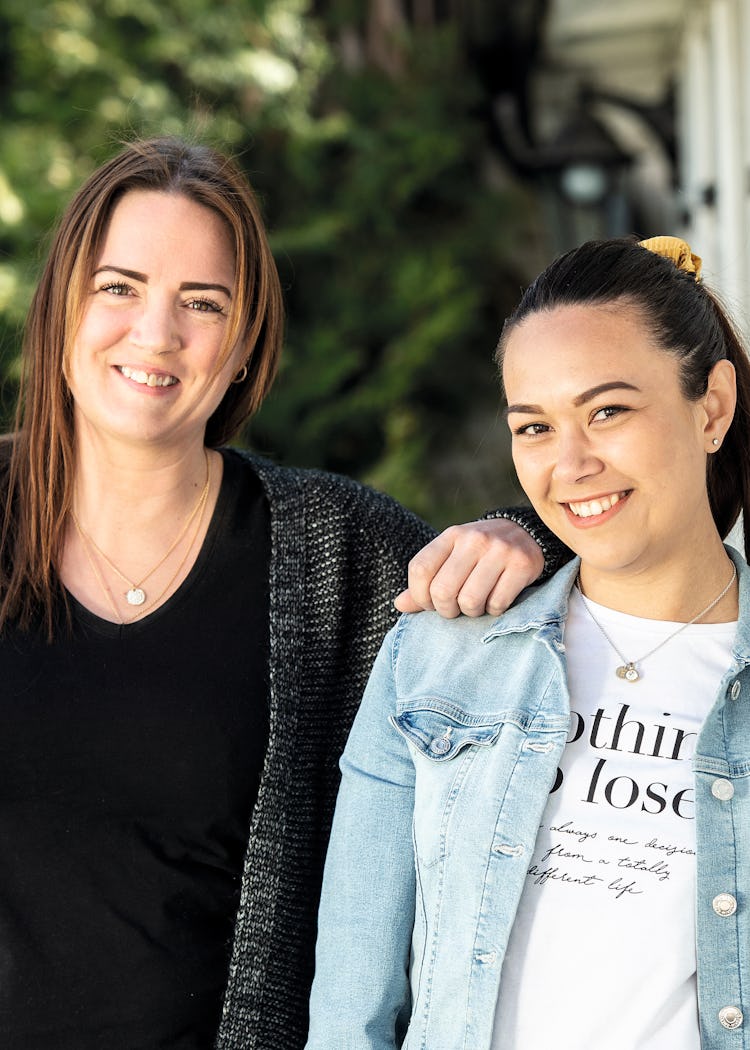 Sofie Johansson och Madelene Breistål utomhus