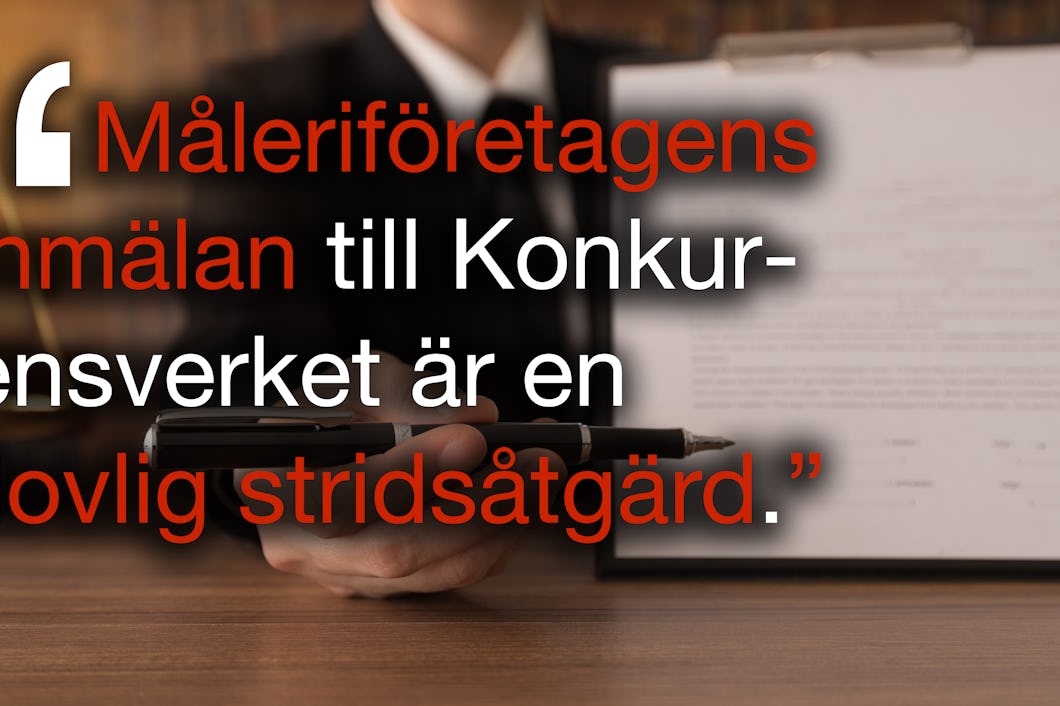 En person i kostym pekar på ett papper med en penna. Monterat över bilden är texten: Måleriföretagens anmälan till Konkurrensverket är en olovlig stridsåtgärd