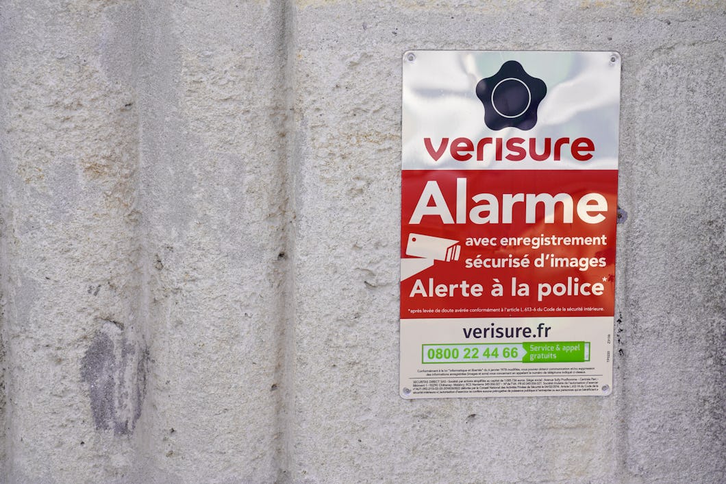 En mur med en sticker för Verisure alarm