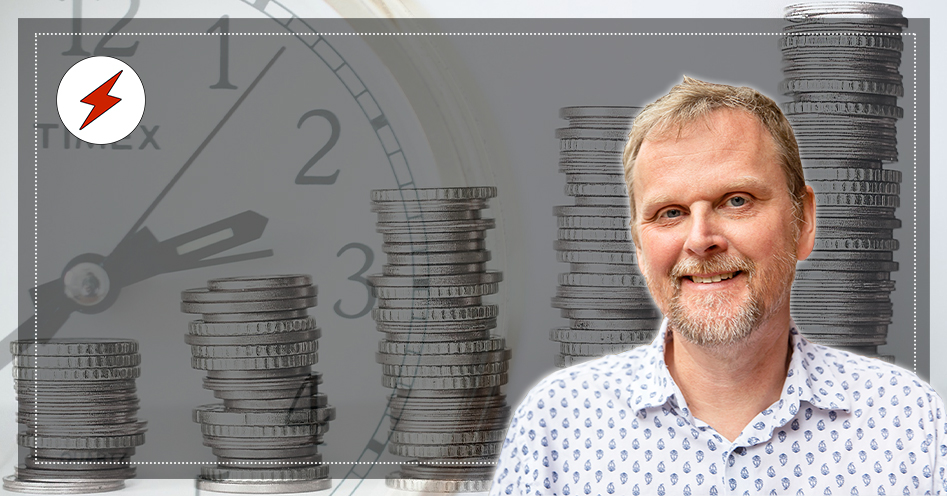 En bild på Urban Pettersson monterad över Fen bild på fem högar med mynt framför en stor klocka